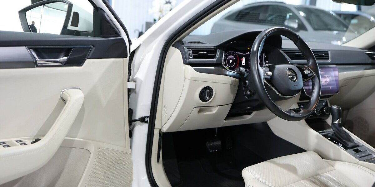 Skoda Superb Combi 2.0 TDI DSG STYLE / WHITE & BEIGE / 108.000 km 21.111 &euro; Hamm 59077