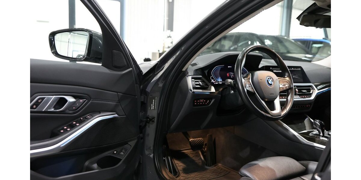 BMW 330e Touring xDrive LUXURY LINE PANORAMA, LASER 102.000 km 24.993 &euro; Hamm 59077