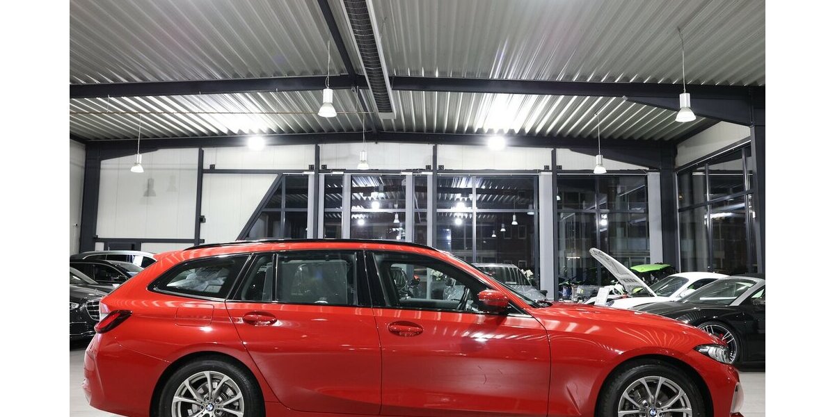 BMW 318d Touring SHADOW SPORT MELBOURNEROT-METALLIC 73.000 km 23.777 &euro; Hamm 59077