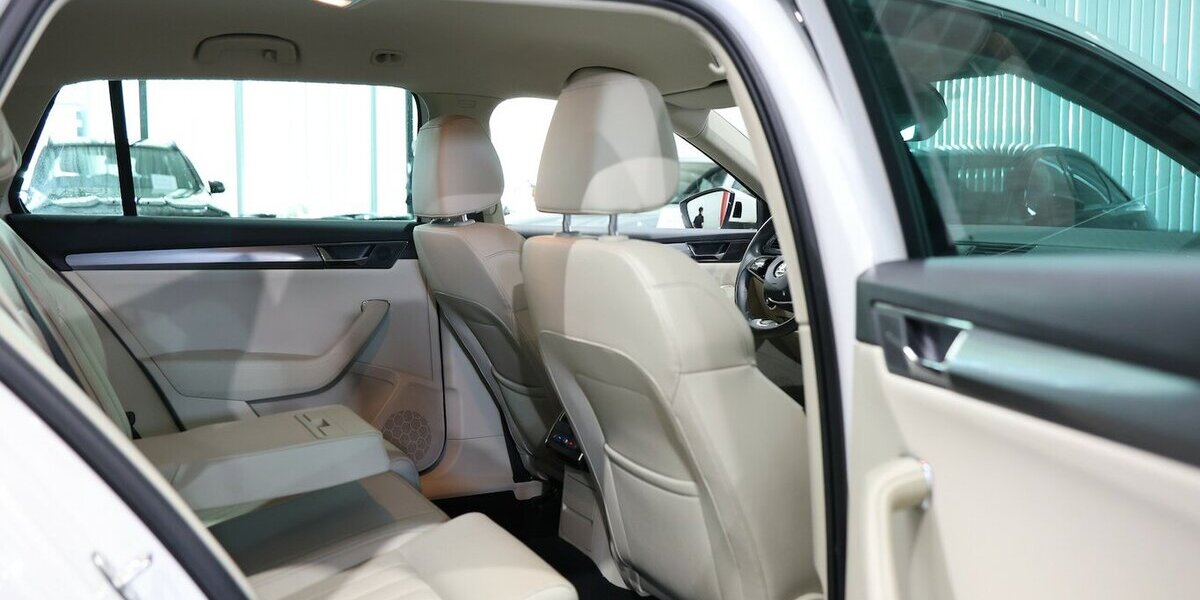 Skoda Superb Combi 2.0 TDI DSG STYLE / WHITE & BEIGE / 108.000 km 21.111 &euro; Hamm 59077