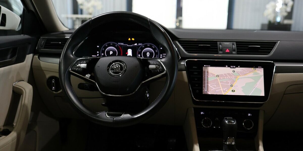 Skoda Superb Combi 2.0 TDI DSG STYLE / WHITE & BEIGE / 108.000 km 21.111 &euro; Hamm 59077