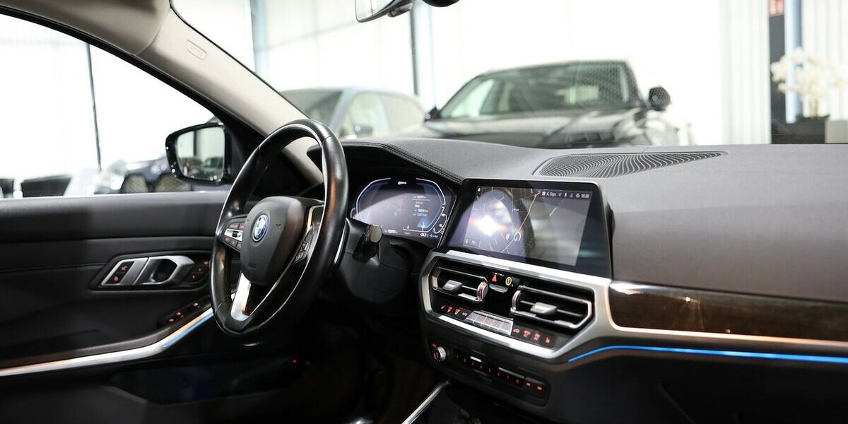 BMW 330e Touring xDrive LUXURY LINE PANORAMA, LASER 102.000 km 24.993 &euro; Hamm 59077