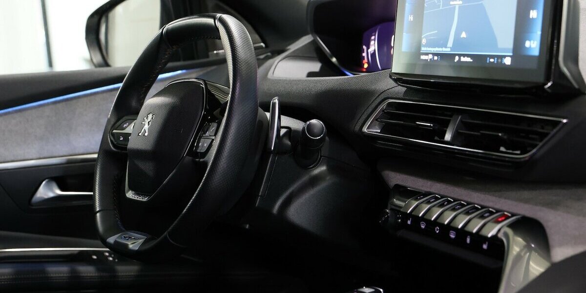 Peugeot 3008 BLUE-HDI GT-SPORT / WHITE & BLACK / SCHÖN 56.000 km 21.777 &euro; Hamm 59077