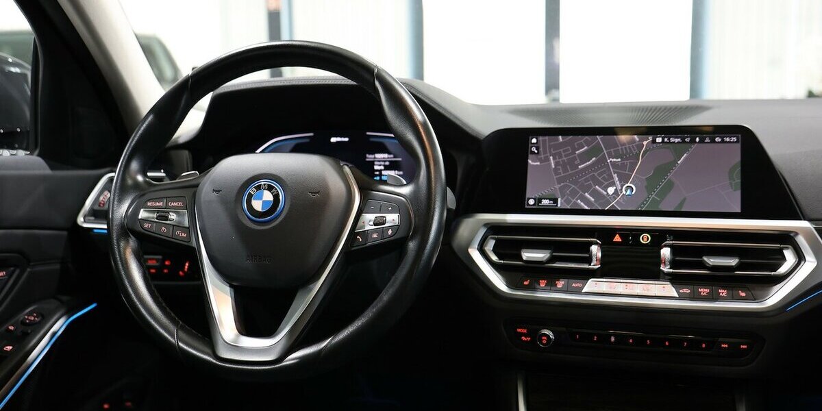 BMW 330e Touring xDrive LUXURY LINE PANORAMA, LASER 102.000 km 24.993 &euro; Hamm 59077