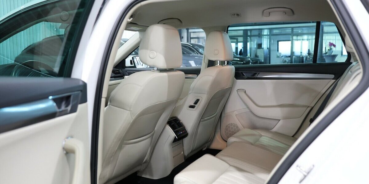 Skoda Superb Combi 2.0 TDI DSG STYLE / WHITE & BEIGE / 108.000 km 21.111 &euro; Hamm 59077