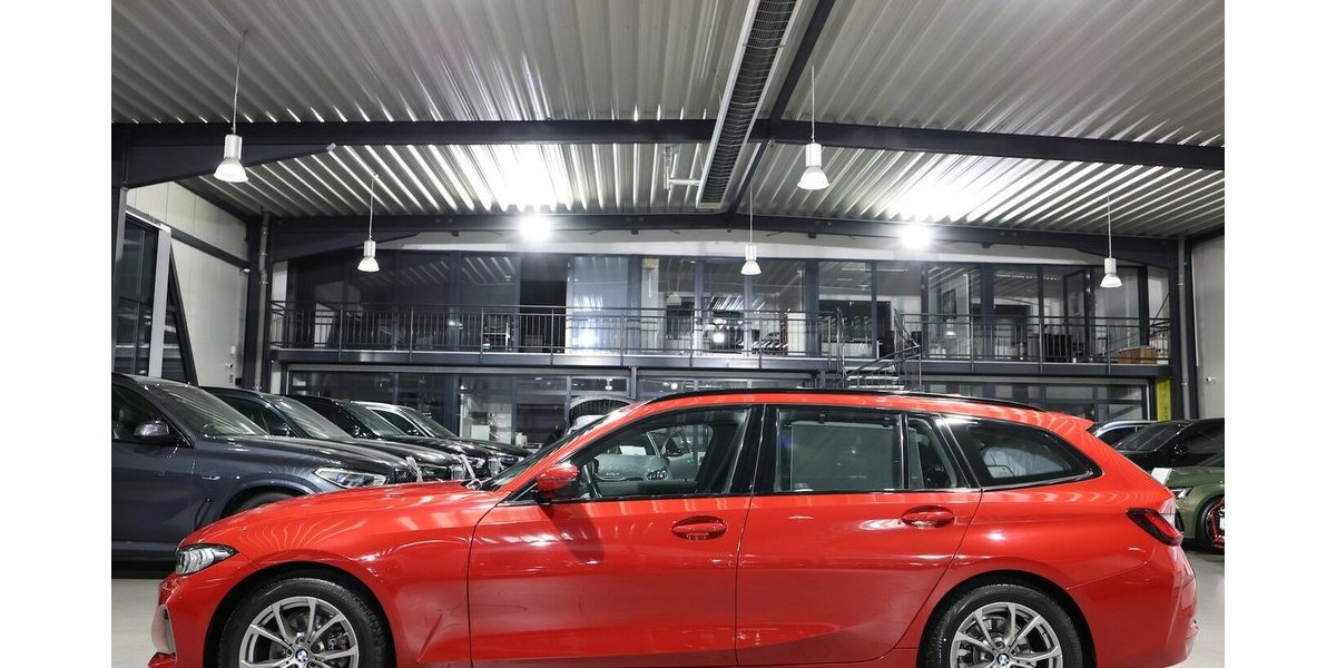 BMW 318d Touring SHADOW SPORT MELBOURNEROT-METALLIC 73.000 km 23.777 &euro; Hamm 59077