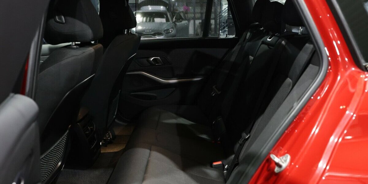 BMW 318d Touring SHADOW SPORT MELBOURNEROT-METALLIC 73.000 km 23.777 &euro; Hamm 59077