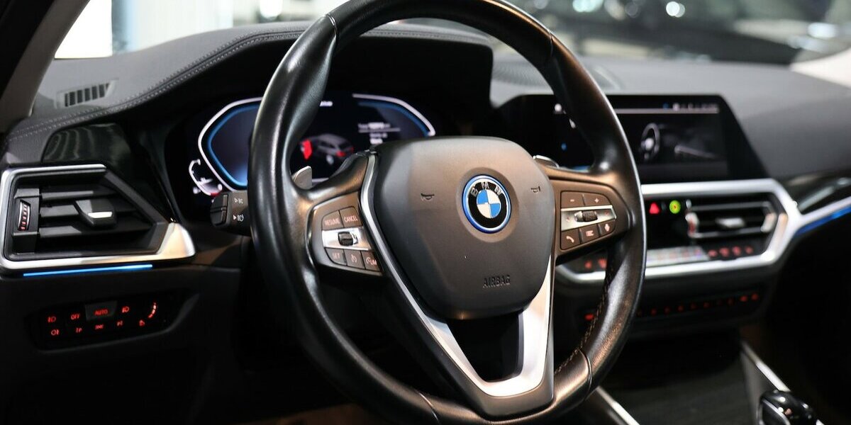 BMW 330e Touring xDrive LUXURY LINE PANORAMA, LASER 102.000 km 24.993 &euro; Hamm 59077