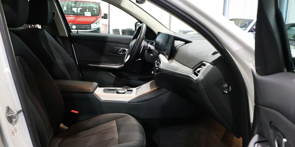 BMW 320d LIMOUSINE xDrive BUSINESS / CURVED / LED 68.000 km 27.883 &euro; Hamm 59077