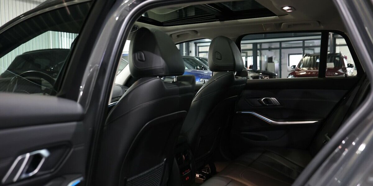 BMW 330e Touring xDrive LUXURY LINE PANORAMA, LASER 102.000 km 24.993 &euro; Hamm 59077